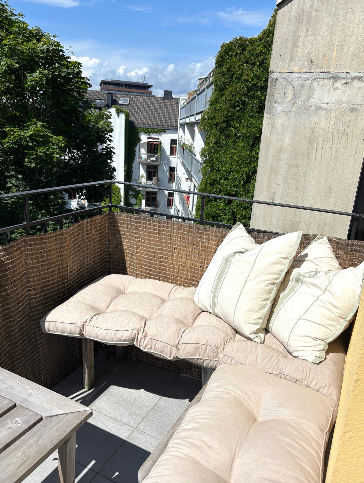 Balkong med plassbygget møbel